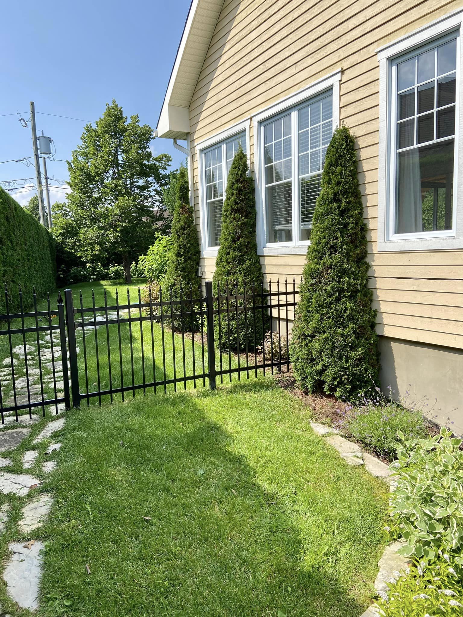 Haies Cetera - Spécialistes en taille de haies de cèdres, arbustes et entretien paysager dans les Laurentides 819-996-HAIE (4243)